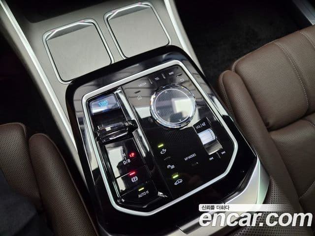BMW i7 2022 — ფოტო 19/20