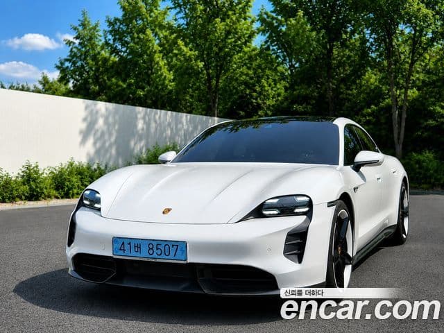 Porsche Taycan 2023 — ფოტო 4/20
