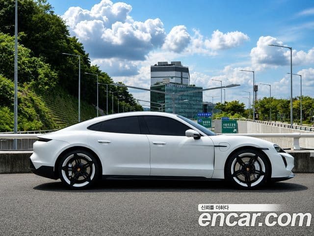 Porsche Taycan 2023 — ფოტო 11/20