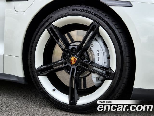 Porsche Taycan 2023 — ფოტო 15/20