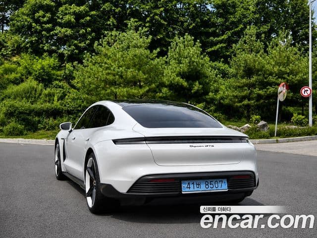 Porsche Taycan 2023 — ფოტო 9/20