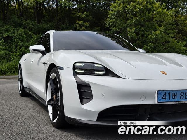 Porsche Taycan 2023 — ფოტო 7/20