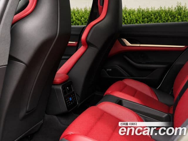 Porsche Taycan 2023 — ფოტო 19/20
