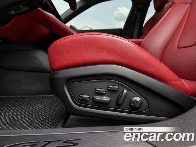 Porsche Taycan 2023 — ფოტო 14/20