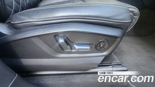 Audi Q8 2021 — Şəkil 10/20