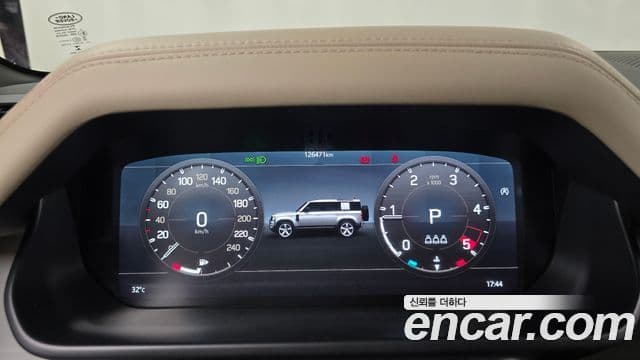 Land Rover Defender 2021 — Photo 26/33
