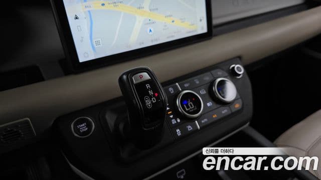 Land Rover Defender 2021 — Photo 16/33