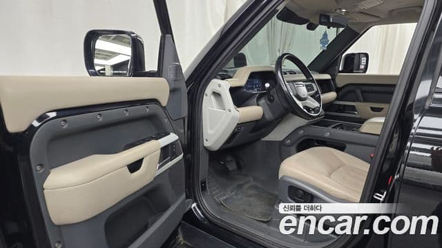 Land Rover Defender 2021 — Photo 22/33