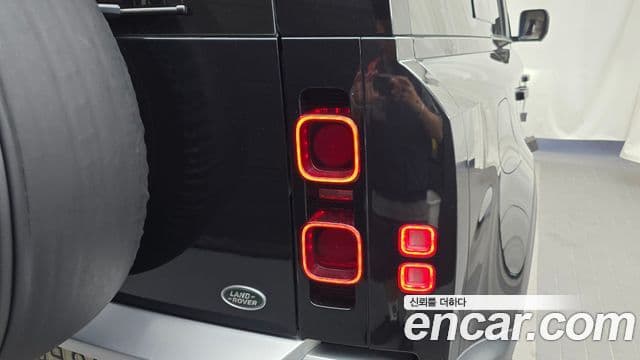 Land Rover Defender 2021 — Photo 25/33