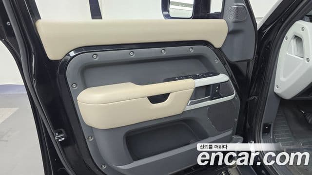 Land Rover Defender 2021 — Photo 2/33