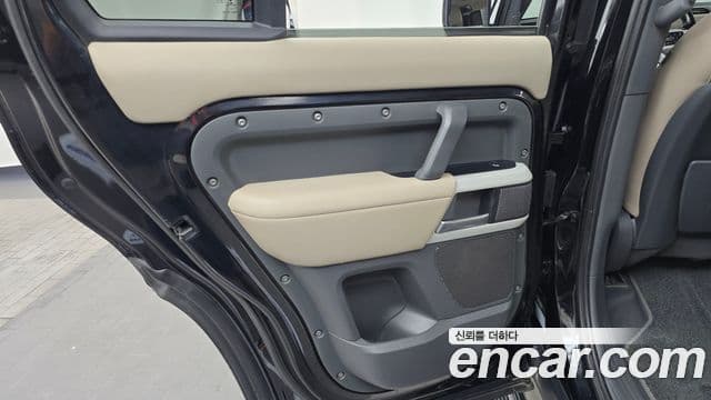Land Rover Defender 2021 — Photo 7/33