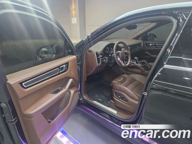 Porsche Cayenne 2023 — ფოტო 15/20