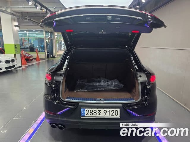 Porsche Cayenne 2023 — ფოტო 5/20