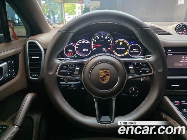 Porsche Cayenne 2023 — ფოტო 13/20