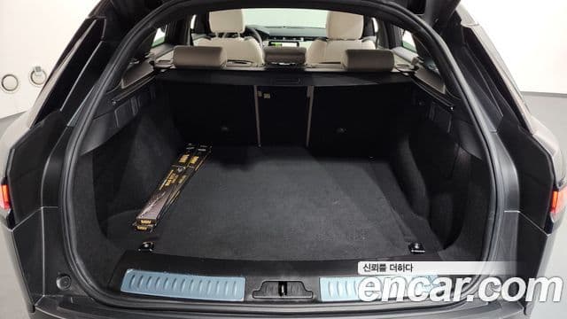 Land Rover Range Rover Velar 2019 — Şəkil 8/35