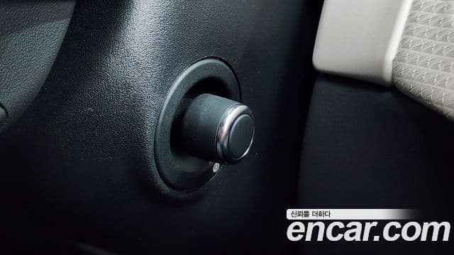 Land Rover Range Rover Velar 2019 — Şəkil 33/35