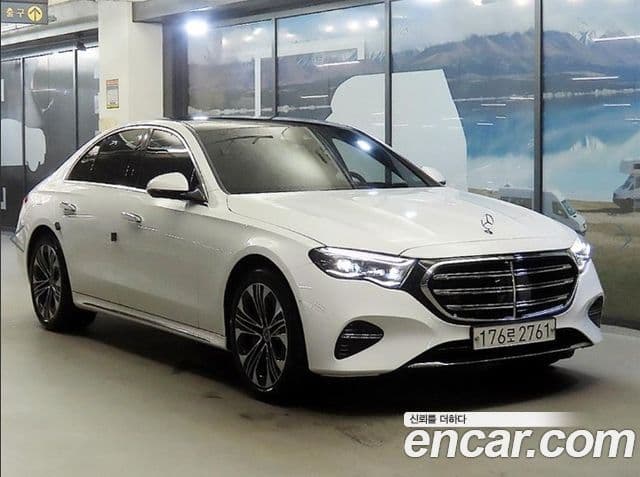 Mercedes-Benz E-Class 2025 — Photo 1/20
