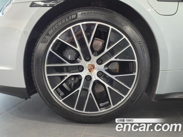 Porsche Taycan 2024 — ფოტო 5/20
