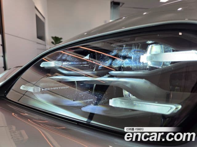 Porsche Taycan 2024 — ფოტო 14/20