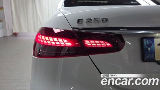 Mercedes-Benz E-Class 2023 — Şəkil 20/34