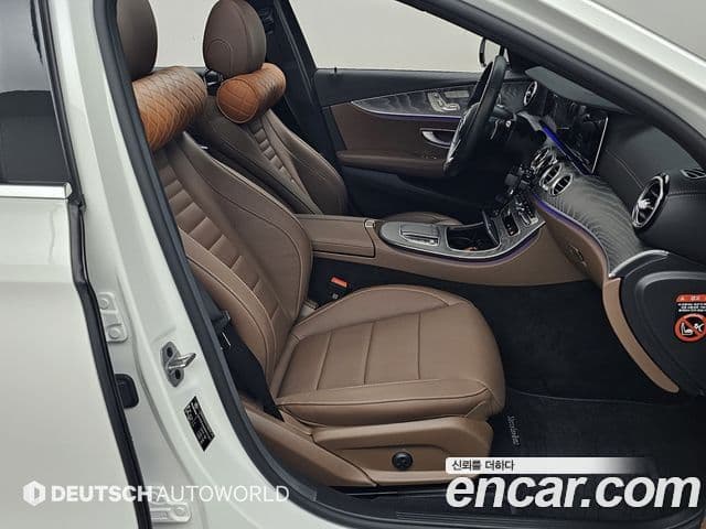 Mercedes-Benz E-Class 2023 — Photo 12/20