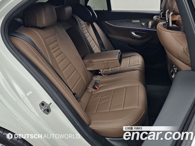 Mercedes-Benz E-Class 2023 — Photo 9/20