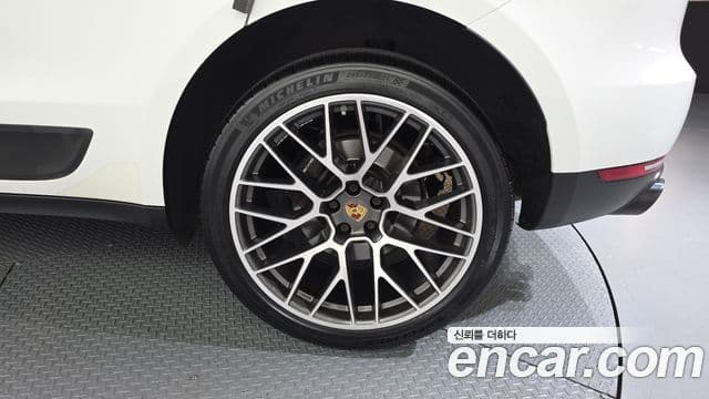 Porsche Macan 2021 — Şəkil 32/34
