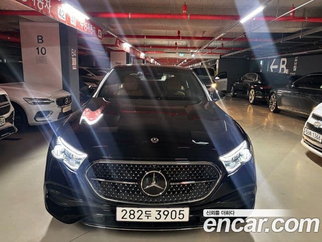 Mercedes-Benz E-Class 2025 — Photo 1/15