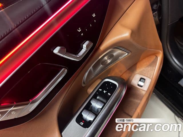 Mercedes-Benz E-Class 2025 — Photo 8/15