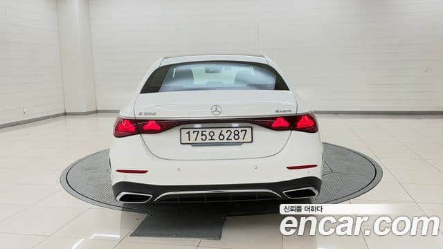 Mercedes-Benz E-Class 2025 — Photo 7/20