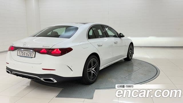 Mercedes-Benz E-Class 2025 — Photo 9/20