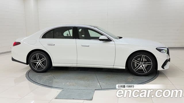 Mercedes-Benz E-Class 2025 — Photo 16/20