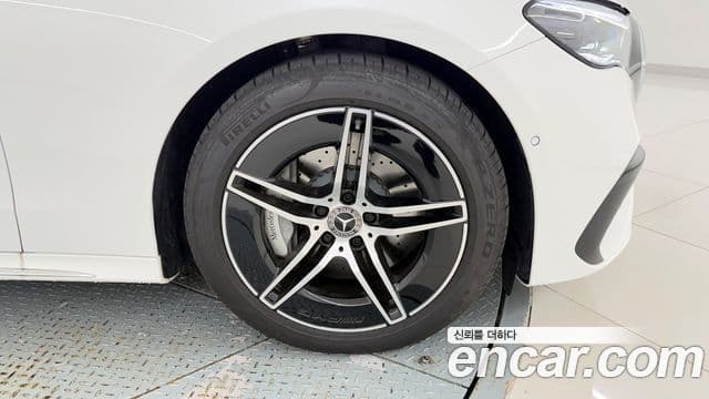 Mercedes-Benz E-Class 2025 — Photo 8/20