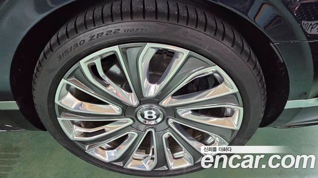 Bentley Flying Spur 2025 — Photo 8/20