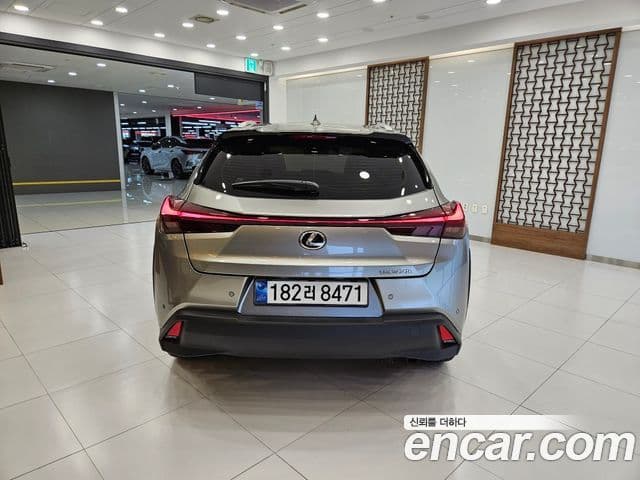 Lexus UX300h 2025 — Фото 3/15