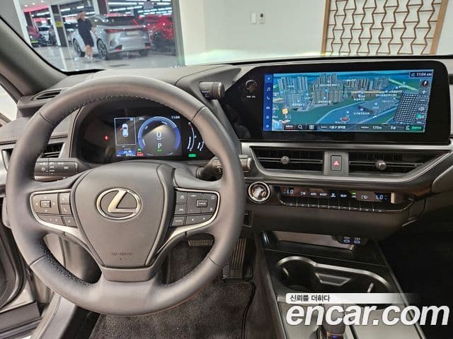 Lexus UX300h 2025 — Фото 7/15