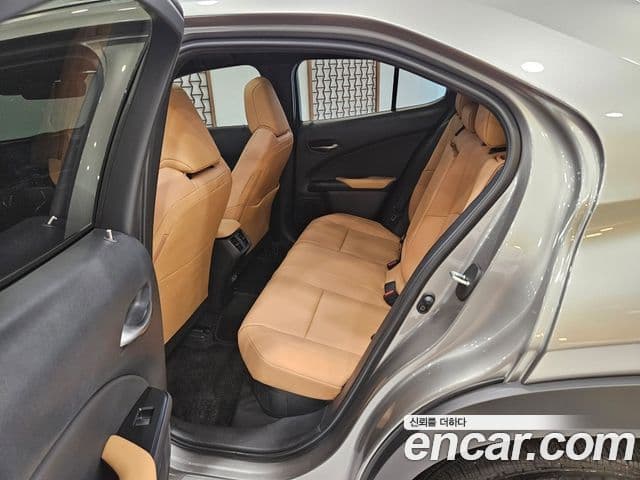 Lexus UX300h 2025 — Фото 12/15