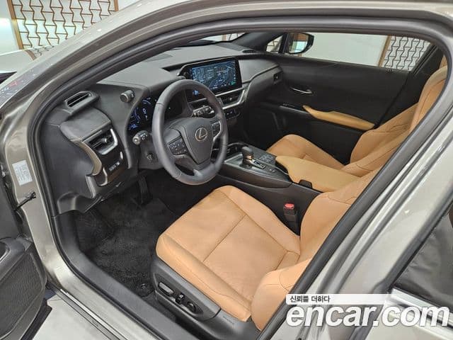 Lexus UX300h 2025 — Фото 13/15