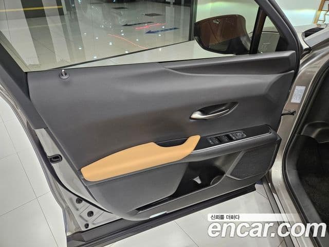Lexus UX300h 2025 — Фото 14/15