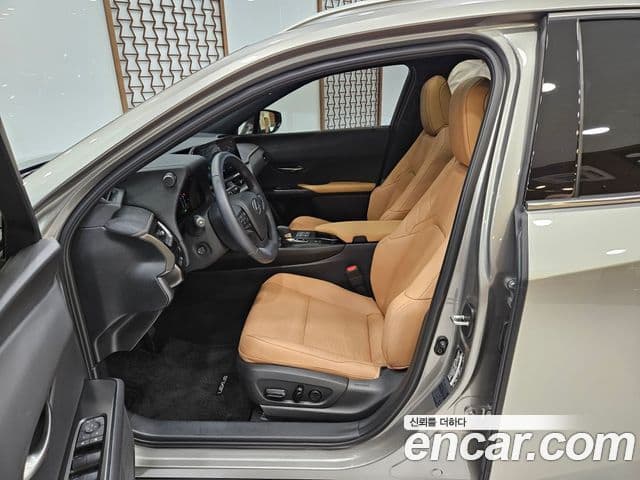 Lexus UX300h 2025 — Фото 15/15