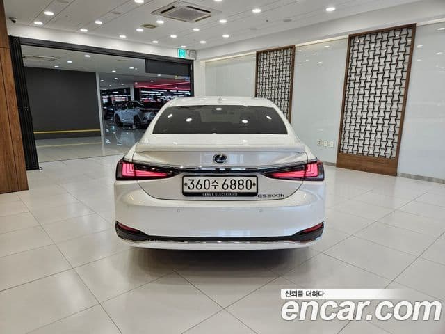 Lexus ES300h 2025 — Şəkil 14/15
