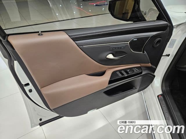 Lexus ES300h 2025 — Şəkil 12/15