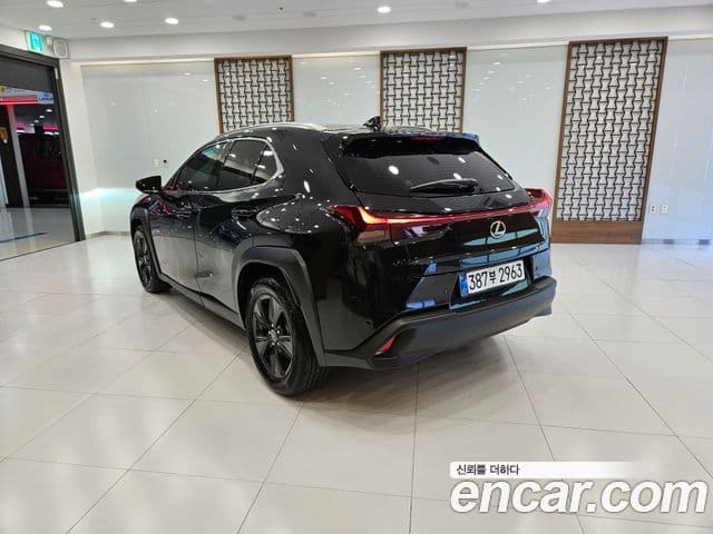 Lexus UX300h 2026 — Şəkil 9/15