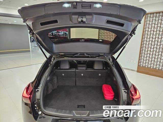 Lexus UX300h 2026 — Şəkil 8/15