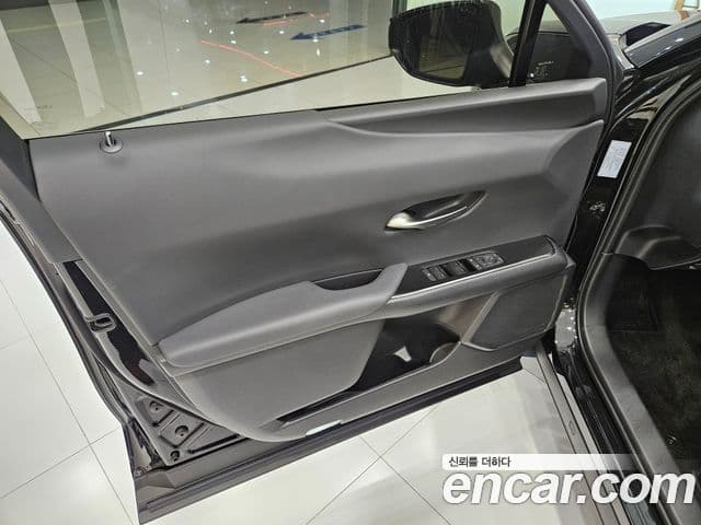 Lexus UX300h 2026 — Şəkil 14/15