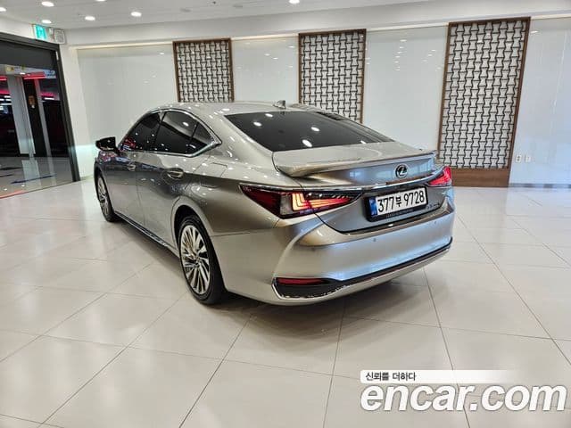 Lexus ES300h 2025 — Photo 8/15