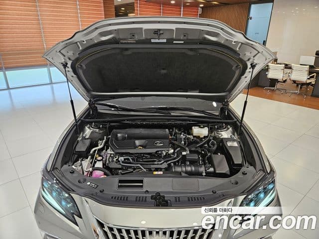 Lexus ES300h 2025 — Photo 5/15