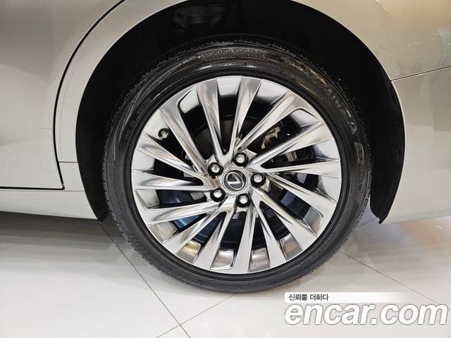 Lexus ES300h 2025 — Photo 14/15