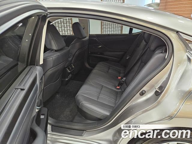 Lexus ES300h 2025 — Photo 12/15