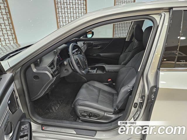 Lexus ES300h 2025 — Photo 13/15